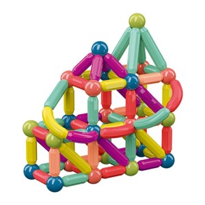Jautras rotaļlietas, kas sastāv no magnētiskiem lieliem celtniecības blokiem ar bumbiņām un nūjām