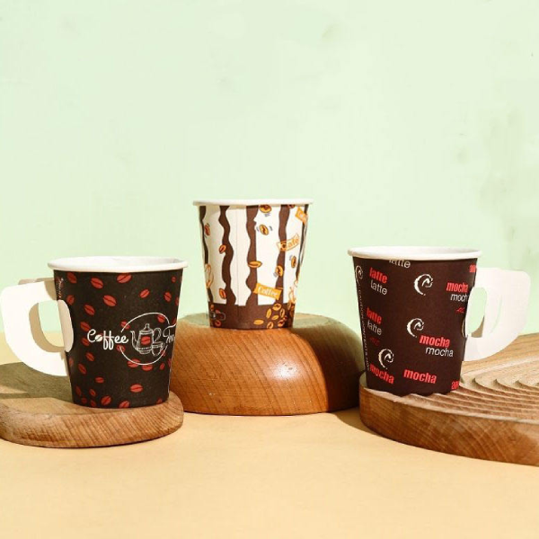 მორგებული ბეჭდვითი ერთჯერადი ბიოდეგრადირებადი ყავის ქაღალდის ფინჯანი მიმაგრებული საფენის სახელურით ცხელი სასმელისთვის.