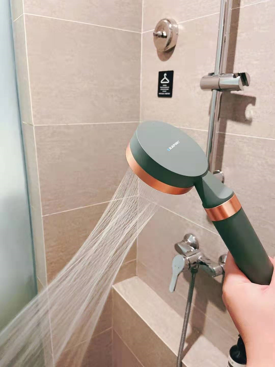 The bathroom beauty care shower head, let the dry hair problem disappear!