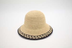 2024 تصميم دقيق 100% قبعة صيفية محمولة خفيفة الوزن من قش الرافية من الكروشيه