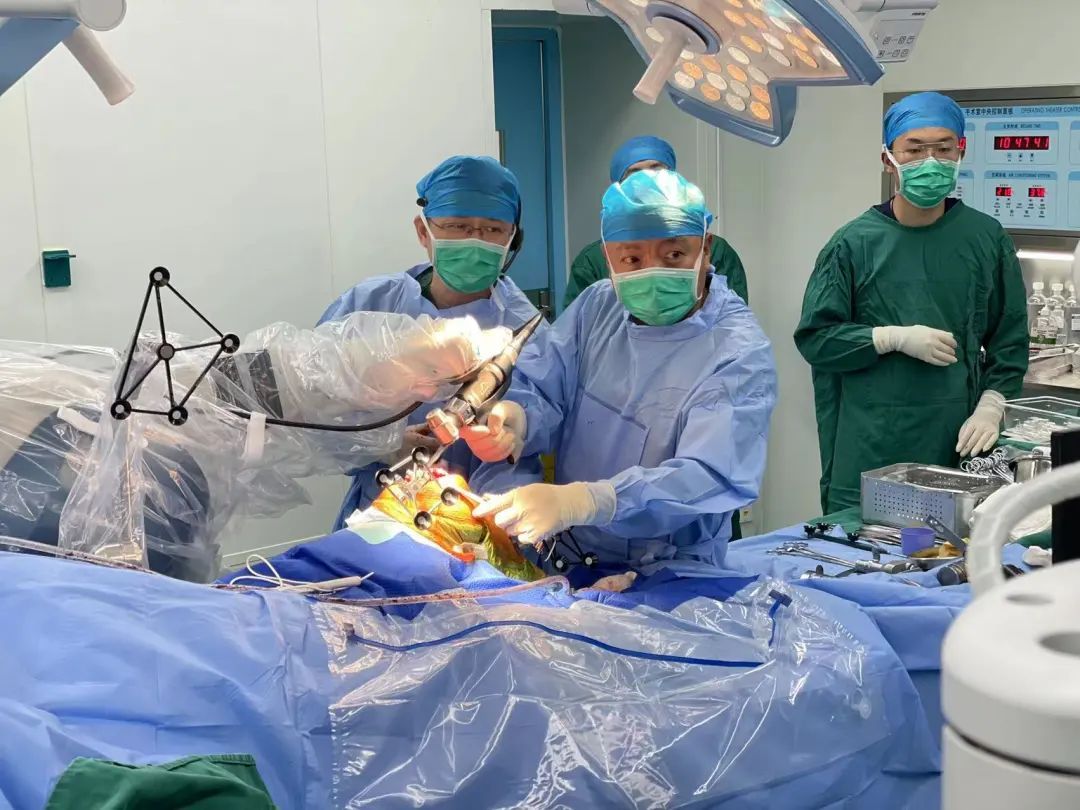 रिमोट सिंक्रोनाइज्ड मल्टी-सेंटर 5जी रोबोटिक हिप और घुटने के जोड़ की रिप्लेसमेंट सर्जरी पांच स्थानों पर सफलतापूर्वक पूरी की गई।