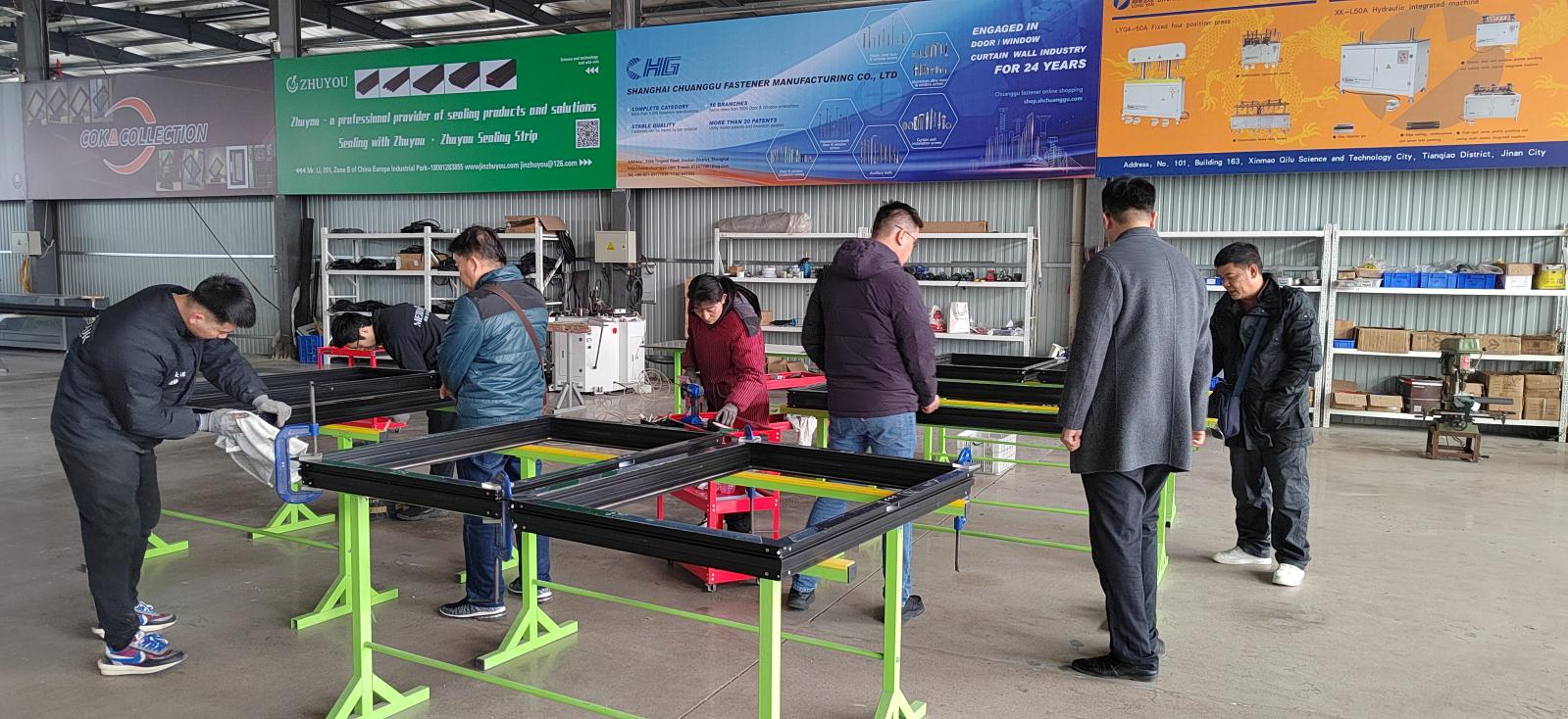 לקוחות סינגפוריים מבקרים ב-Shandong Meidao System Doors and Windows Co., Ltd לפיתוח הדדי ושיתוף פעולה עתידי