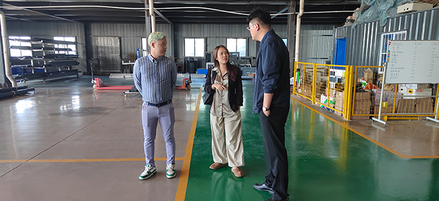Clienti vietnamiti Esplora MeiDoor Windows & Doors Factory per scopre l'opportunità di cummerciale di novi prudutti