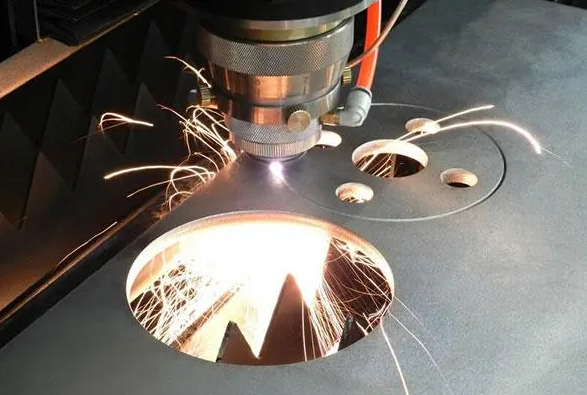 How to maintain important components of fiber laser cutting machines in hot weather?