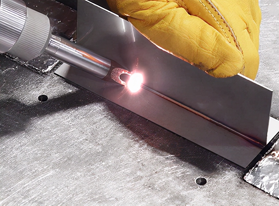 Why is the handheld laser welding machine favored in the kitchen and bathroom industry?