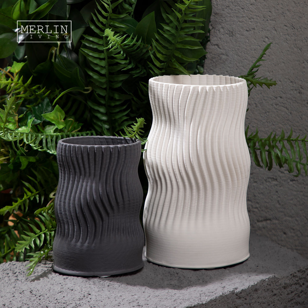 3D Printing Black and White Curved Ceramic Vase (1)