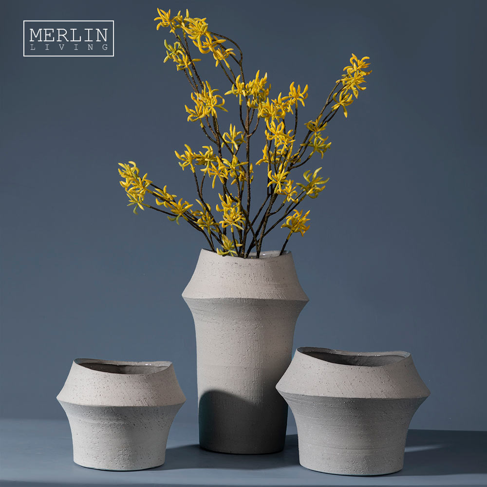 Керамічна ваза для квітів Merlin Living з грубого піску, що стоїть на підлозі