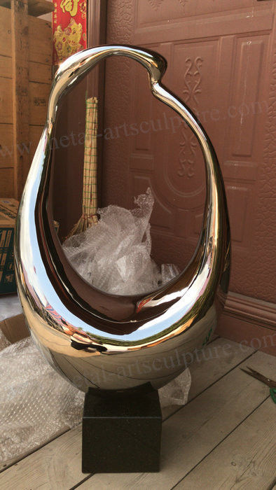 Abstract Stainless Steel Statue Circle Shape Design With Glossy Metal Surface