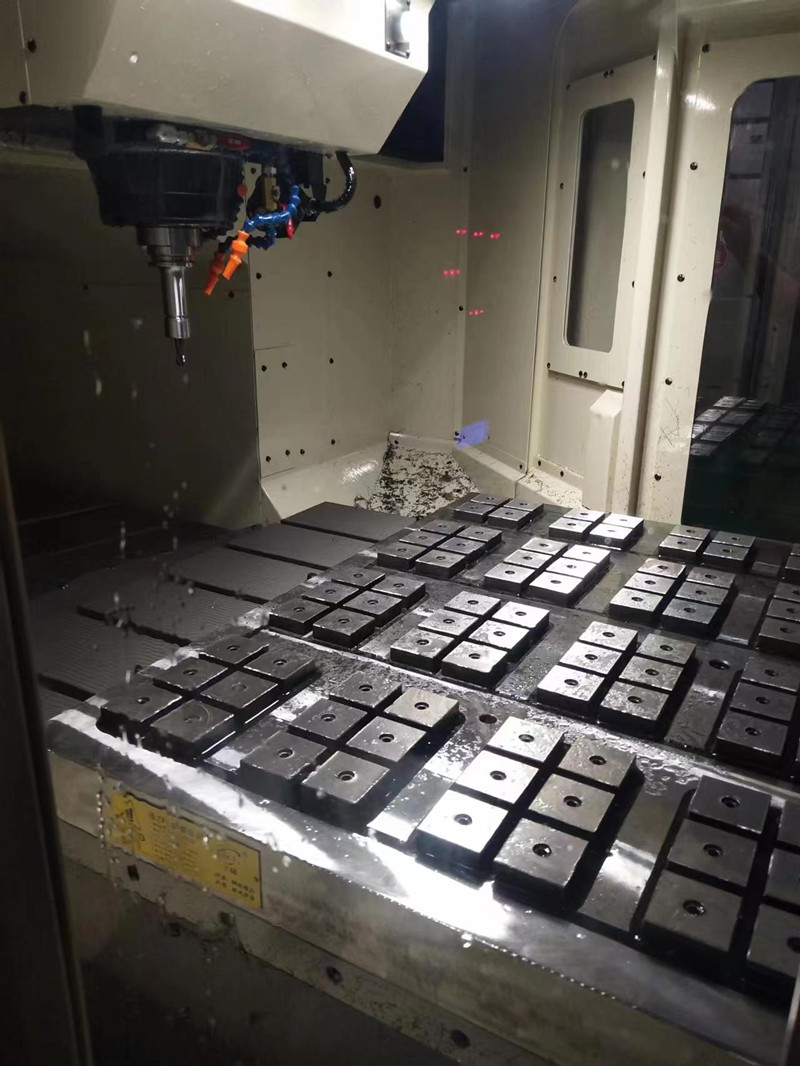 Jak funguje elektrické permanentní magnetické sklíčidlo (magnetické lůžko) na CNC strojích?