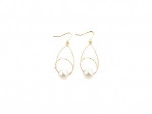 Long drop earrings with pearl