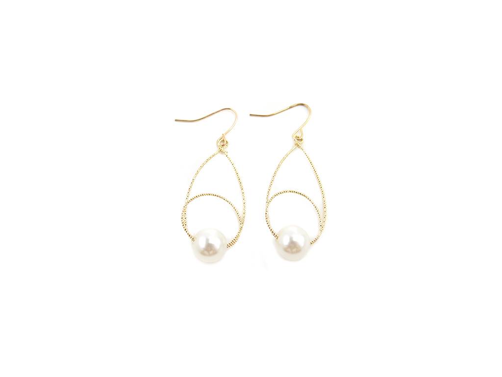 Long drop earrings with pearl
