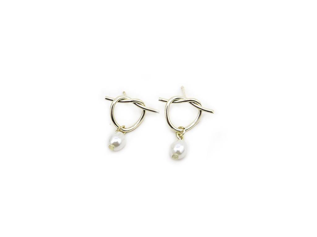 Drop pierced earrings with pearls