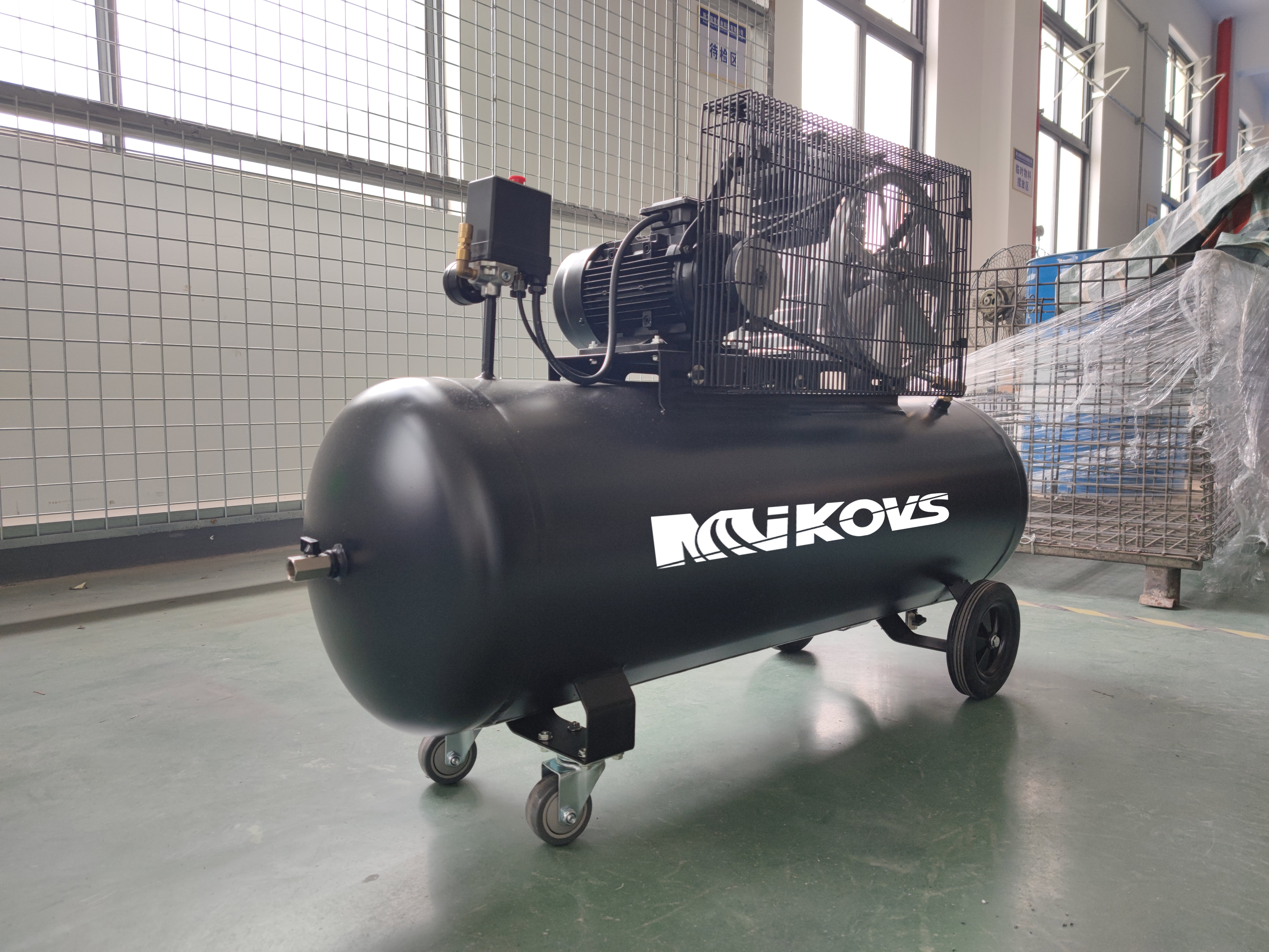 Low noise high pressure piston type air-compressors machine industrial  7.5kw 10hp with tank