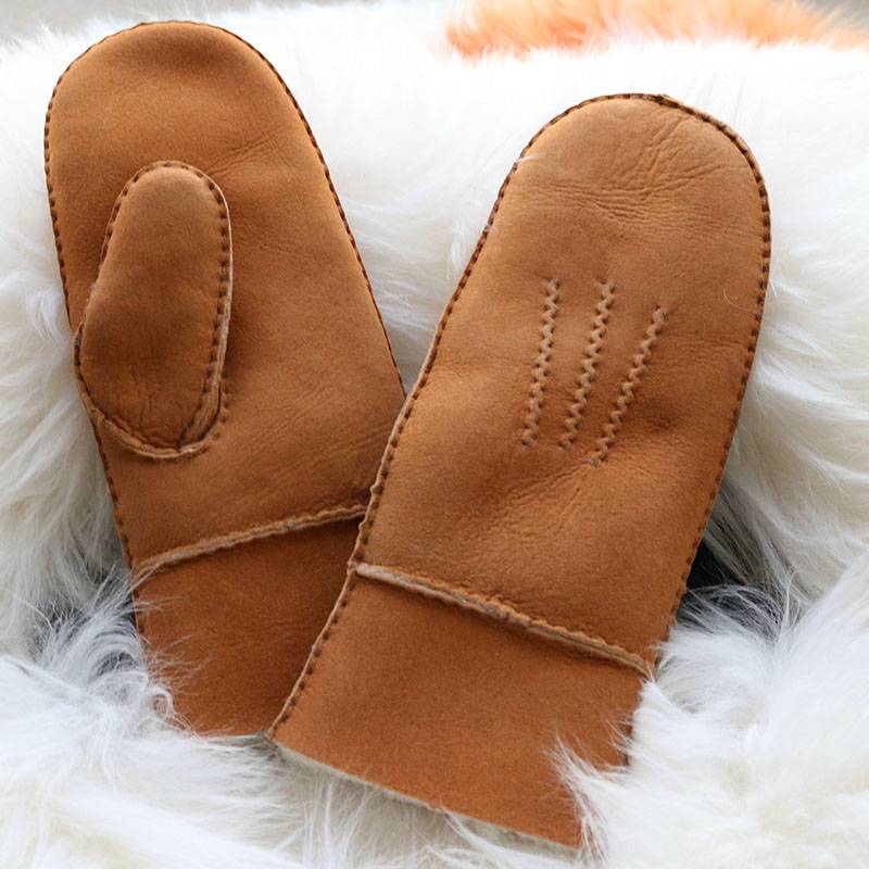 Handmade sheep shearling mittens with three points (1)