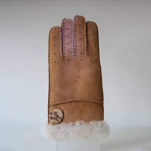 Ladies handmade whole sheepskin gloves characterised stylish knuckle holes