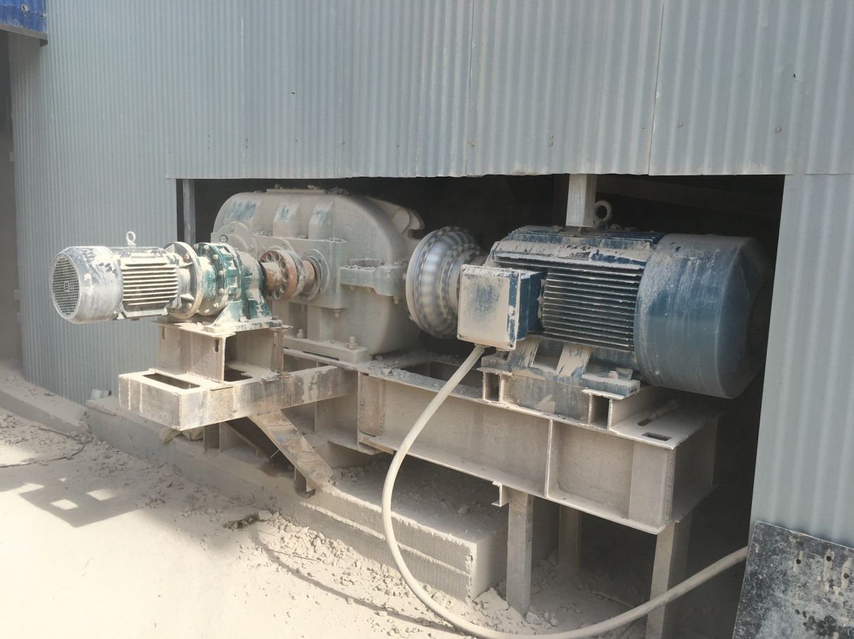 Nizkonapetostni samozagonski ultra visoko učinkovit trifazni sinhronski motor s trajnimi magneti za tračne transporterje v cementni industriji