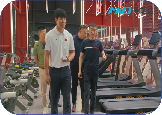 Китайският спортист Sanda Mr. Convenience посещава Minolta, за да изживее хитро фитнес пътуване