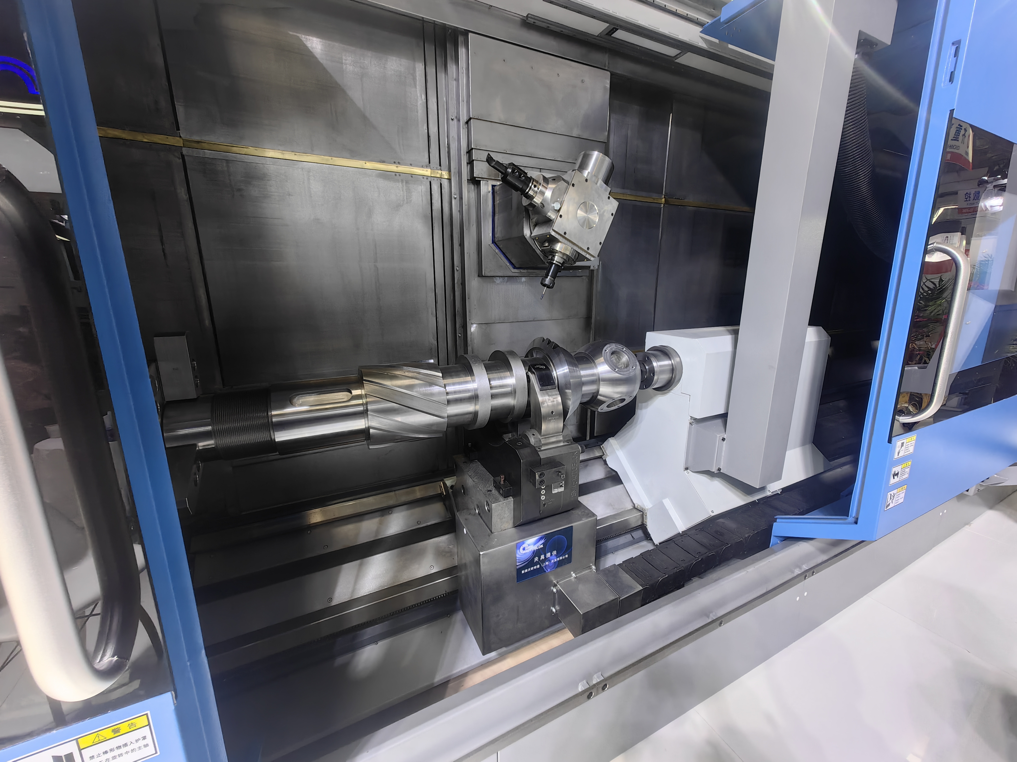The working principle and technical advantages of 5-axis machining centres