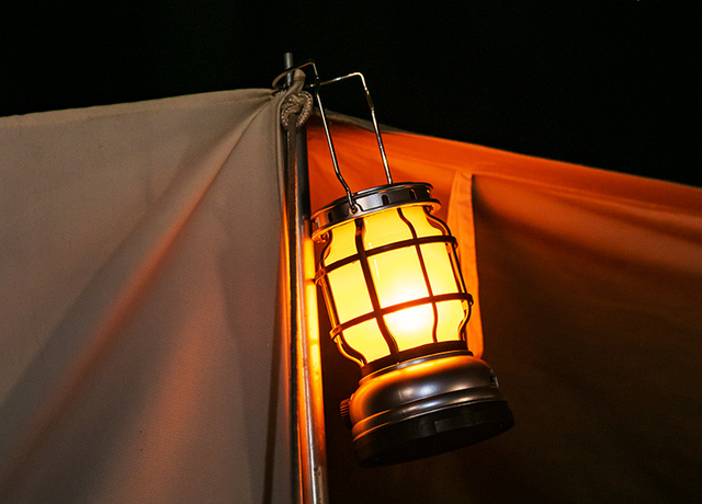 Apa fungsi hard saka lampu camping profesional?