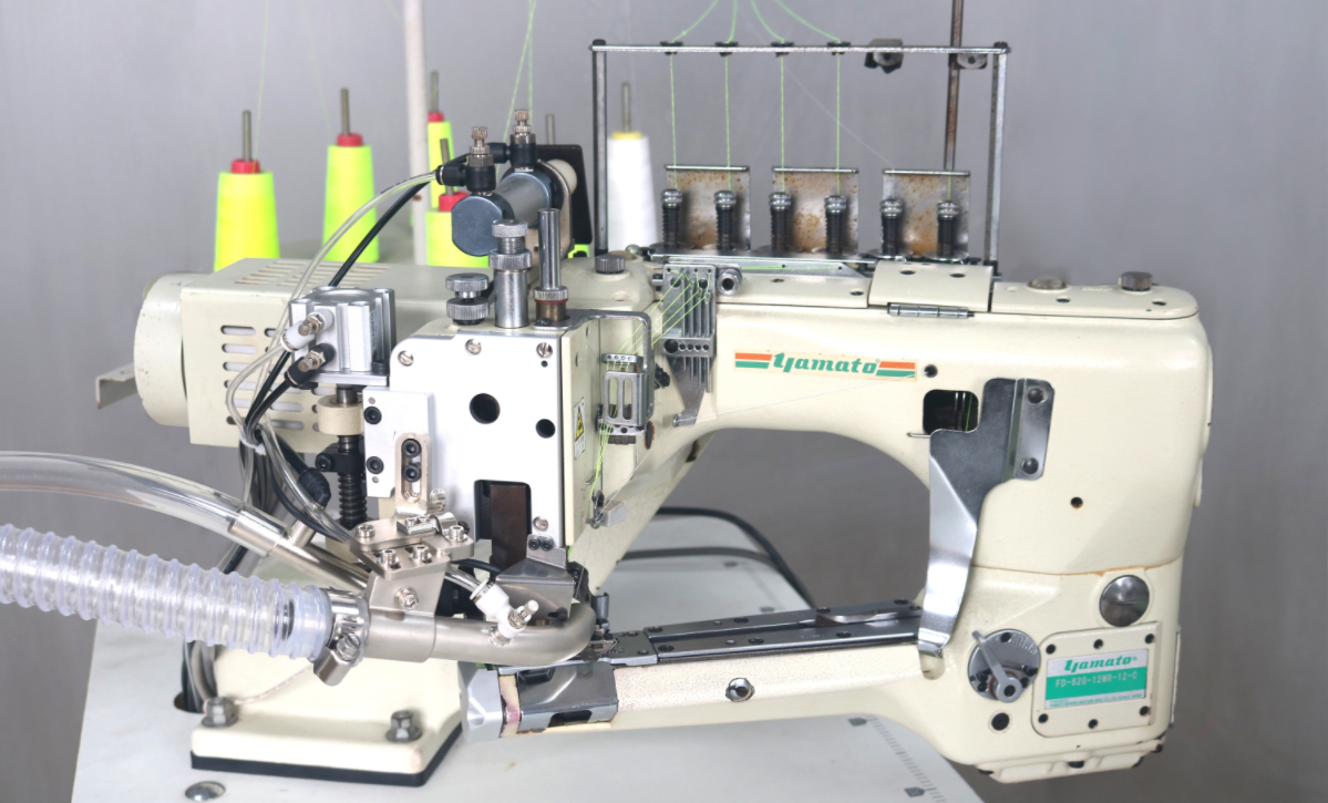 YAMATO FD62 Four-needle Six-thread Flat Seamer Feed-off-the-arm sewing machine Installation illustration