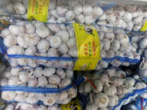 新鮮なニンニクと生姜 新鮮なニンニクの輸入業者 通常の白い純白のニンニクの中国の価格