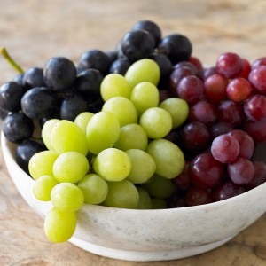 Frutti d'uva verdi deliziosi in vendita intera