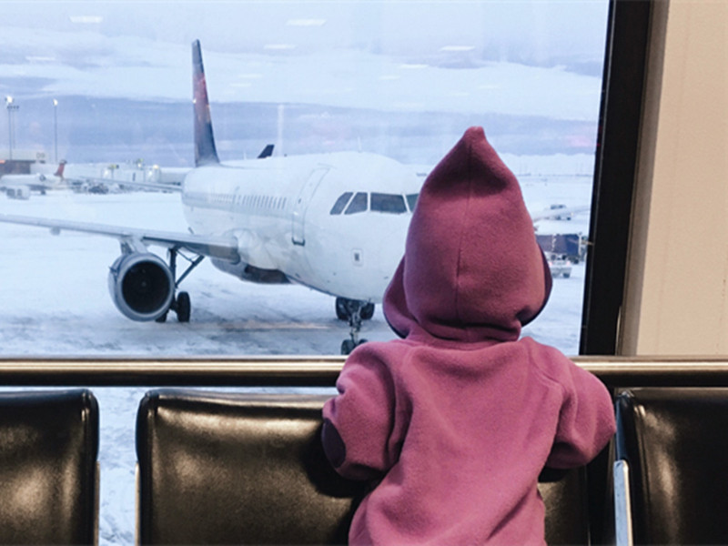 Padomi, kā padarīt lidojumu ar mazu bērnu raitāku