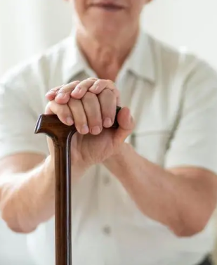 What’s the advantages if the elderly use cane?