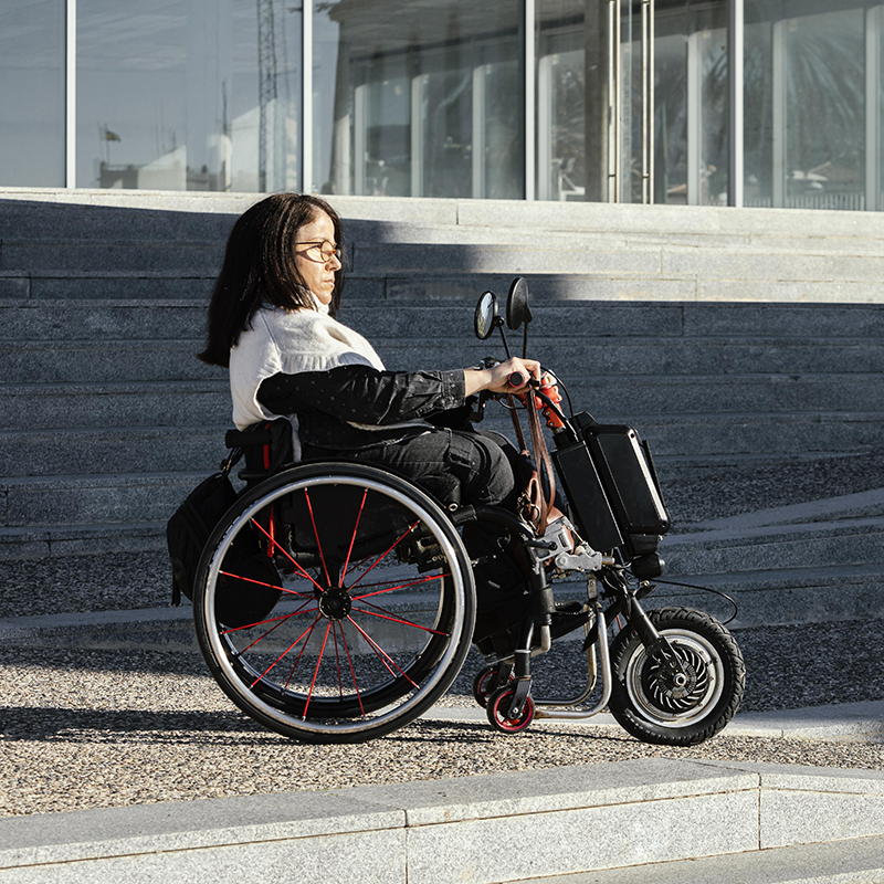 Portable electric wheelchair allows you to travel easily