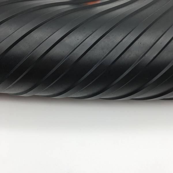 Black 5mm thick Wide Ribbed Rubber Non Slip Matting Rolls Corrugated rubber Sheets