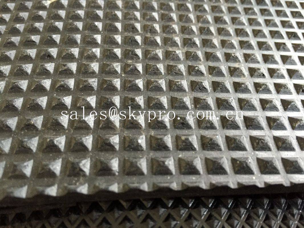 Diamond and pyramid textured rubber car matting anti – skidding garage