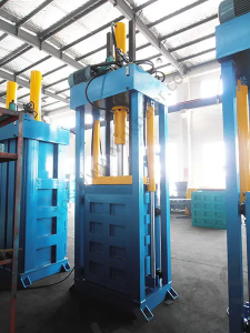 NK30LT Textiles Lifting Chamber Baler, also known as lifting chamber used clothes baler for 45-100kg ,it's the most frequently used device by customers,the  lifting chamber used clothes baler has high efficiency of producing 10-12 bales per hour. It is easy to operate and easy to use. It can be selected for any bale weighing 45-100kg，the baler size is 600*400*400-600mm, which can load 22-24 tons of clothing into the container.