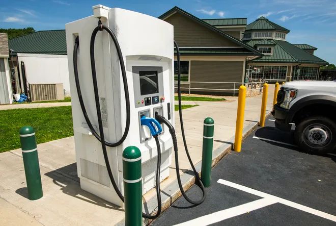 भविष्य यहाँ छ: इलेक्ट्रिक कारहरूको लागि स्मार्ट चार्जिङ स्टेशनहरू