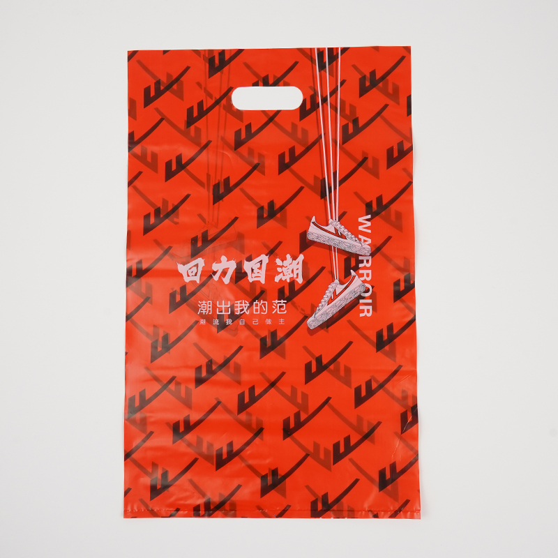 Den røde PE flade taske med håndtag, der bruges til emballering, kan tilpasses etiketlogofarve