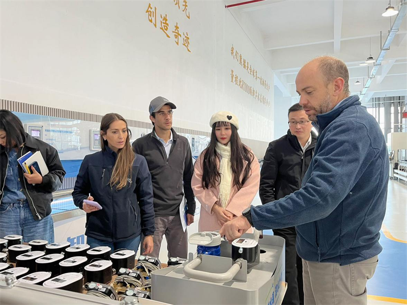 Khách hàng ngành thủy lợi ở Chile ghé thăm Shanghai Panda Group để khám phá những cách thức mới để hợp tác cùng nhau