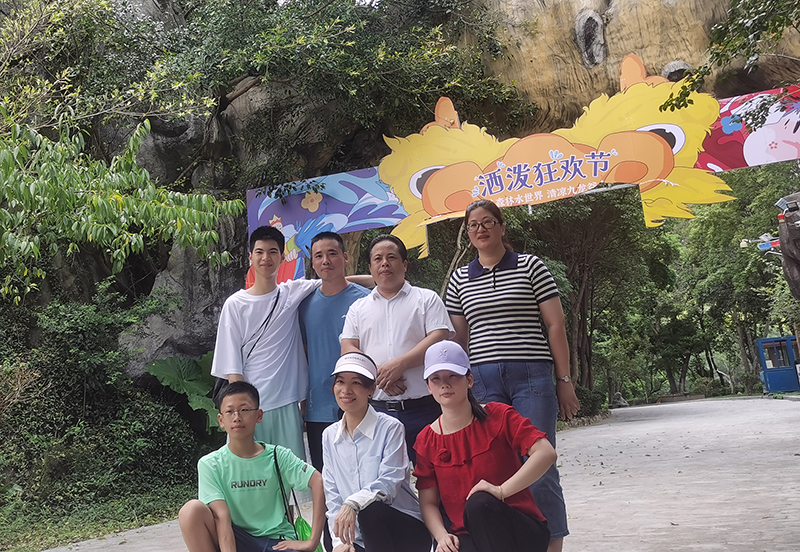 Reunião Anual: Abraçando a Natureza e o Trabalho em Equipe no Vale Jiulong