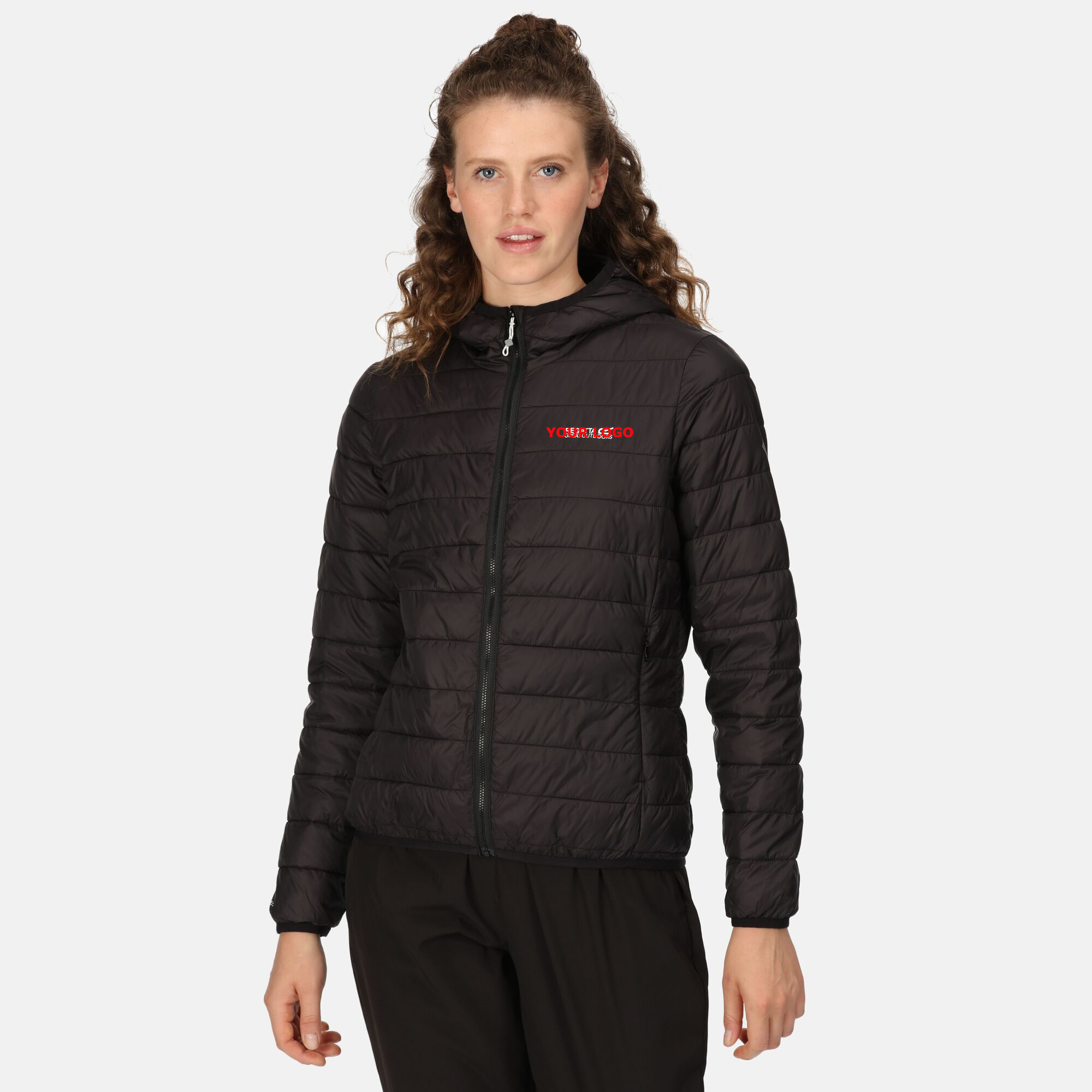 Xhaketë e lehtë për femra me kapuç në natyrë |Dimër
