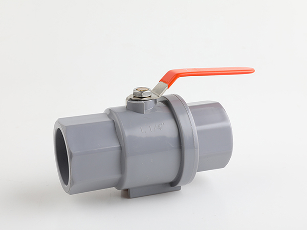Plastic ball valve: small body, large use!