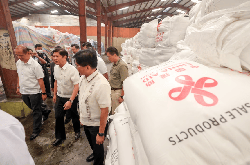 فلپائن کے صدر مارکوس نے فلپائن کو چین کی طرف سے امدادی کھادوں کے حوالے کرنے کی تقریب میں شرکت کی