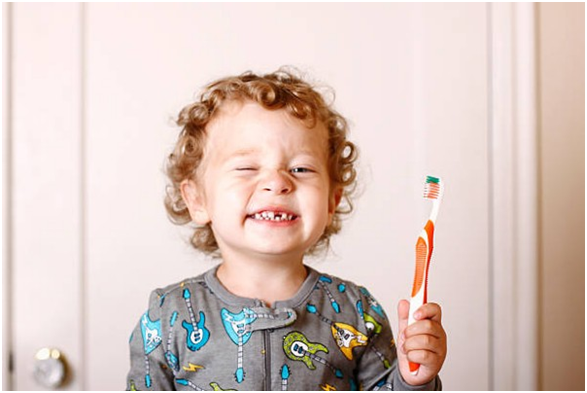Como elixir o cepillo de dentes para bebés, nenos pequenos e nenos?