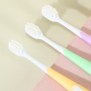 4 парчиња четка за заби за чистење бонбони