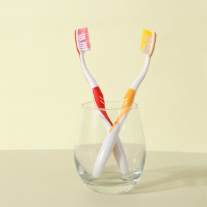 Escova de dentes de plástico com cerdas macias para adultos