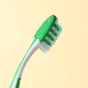 Brosse à dents classique à poils souples pour dents sensibles