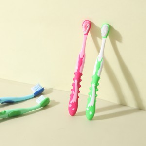 漫画のハンドルが付いているBPAフリーの毛の子供用歯ブラシ