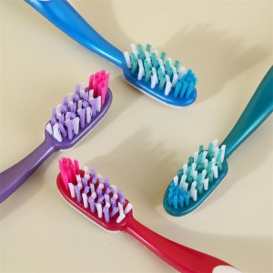 Vyblednutie farby manuálnej zubnej kefky na čistenie zubov