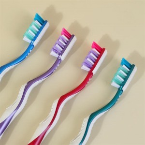 تنظيف الأسنان بفرشاة أسنان يدوية، يتلاشى اللون