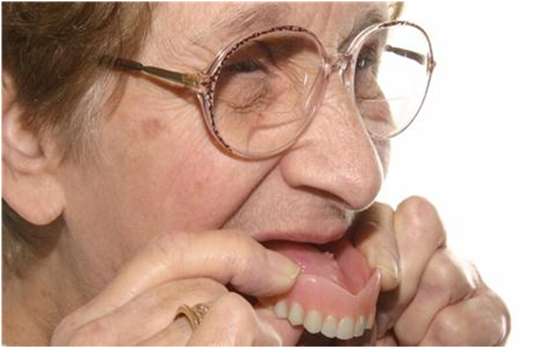 Có nhiều hiểu lầm về người già khi đeo răng giả