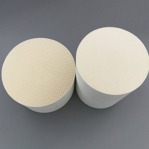 Honeycomb ceramic catalytic converter with metallic carrier