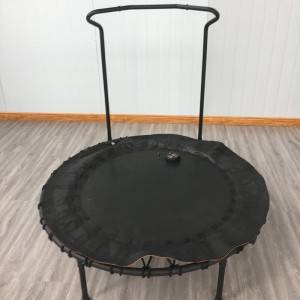 Mini fitness trampoline with collapsible safety pad