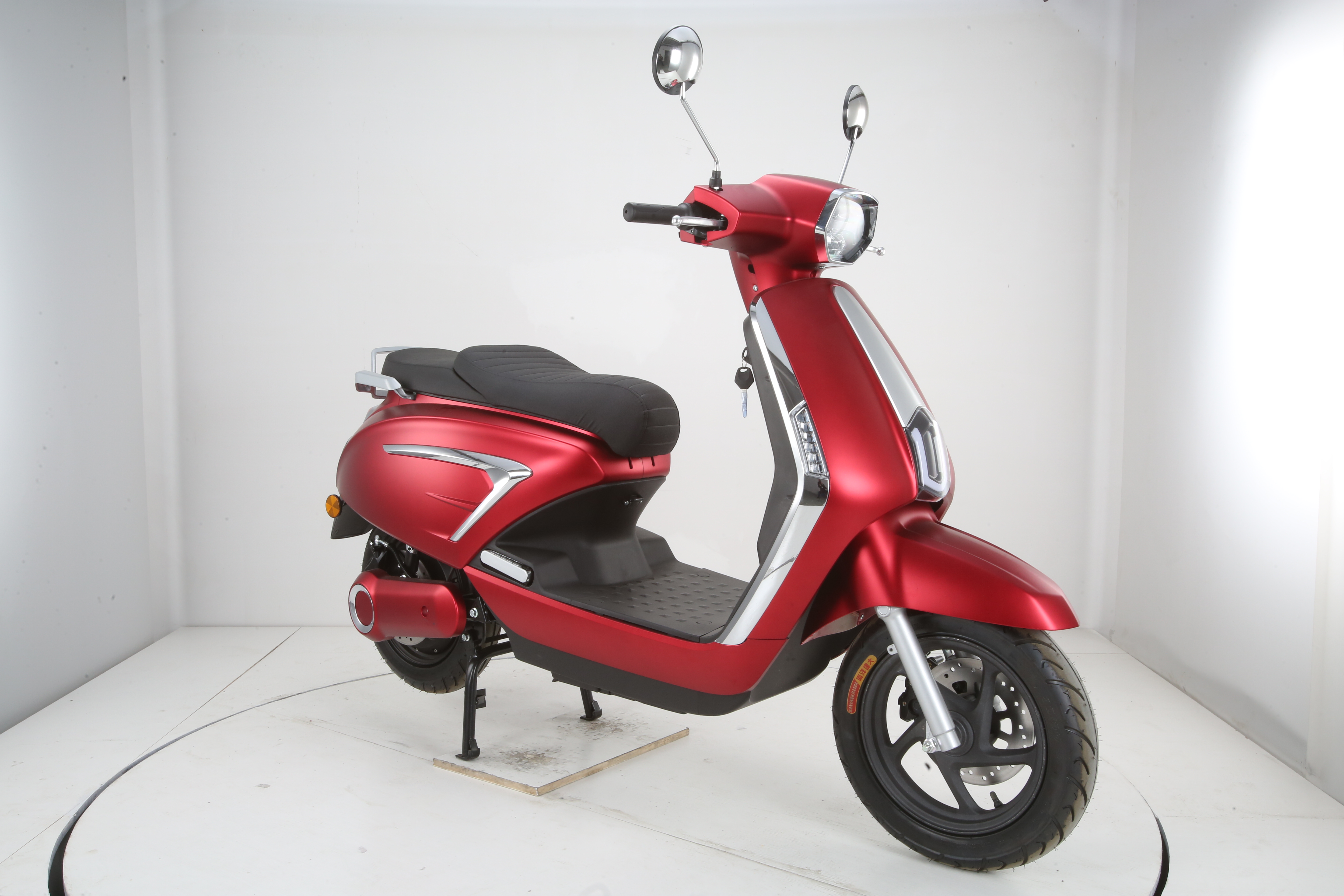 Popüler 2 tekerlekli elektrikli scooter 2000w güçlü yetişkin hızlı çıkarılabilir pil ile elektrikli motosiklet